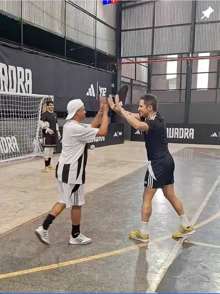 Weverton e Falcão em quadra